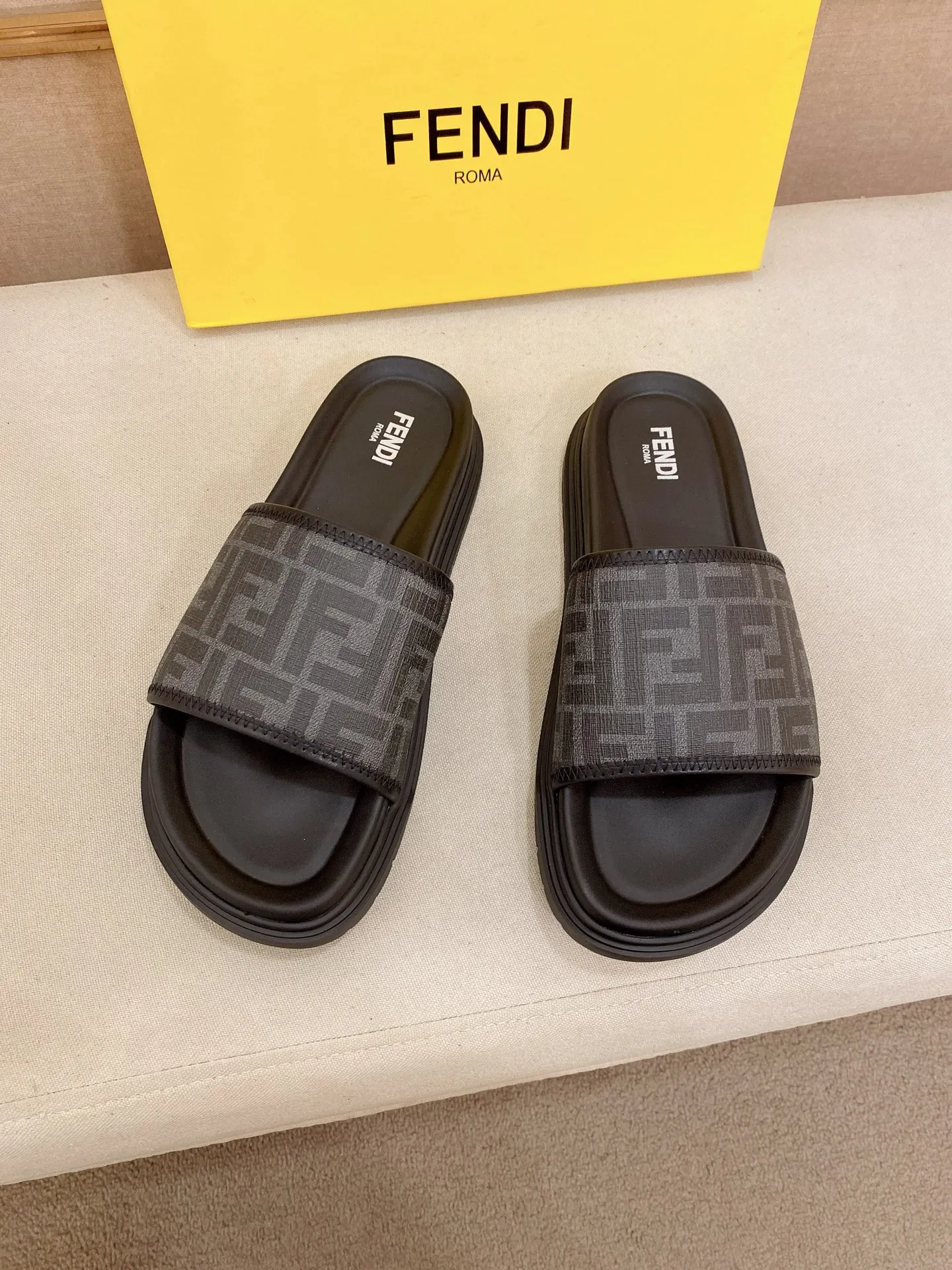 Factory price: 320💰 [Fendi Slippers] High-end brand of men's shoes, official website 1:1 latest masterpiece: original mold customization, the fabric is made of imported original materials, upgraded outsole, lighter and non-slip. The market's top quality, simple yet tasteful, a must-have for fashionistas, fashionable at your feet, full of confidence, the same style at the counter 👍The season of summer slippers is here. Code: 38-44 (45 is custom-made and cannot be returned or exchanged)